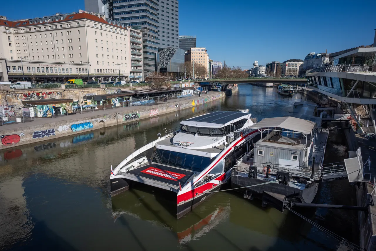 Twin City Liner: Fototermin Saisonstart mit Dr. Gollowitzer, Mag. Karl und Dr. Krämer